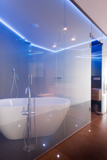Na celoskleněnou příčku u koupelny byla aplikována inteligentní fólie, která se při přepnutí promění z průhledného skla na neprůhledné a z otevřené koupelny se rázem stane soukromý prostor.  